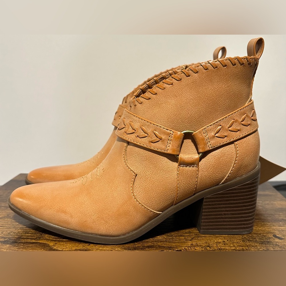 Frye and Co. Women’s Light Tan Palma Stacked Heel Booties NWT Size 10